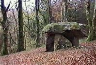 Gw�l-y-Filiast cromlech, Carmarthenshire. Frame capture from a video filmed in November 1999 (55 KB)